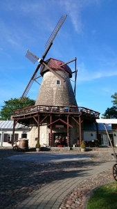 Kuressaaren Moulin Rouge... No ei nyt sentään, vaan Saaremaa Veski, Kuressaaren vanhin ravintola tuulimyllyssä. 
